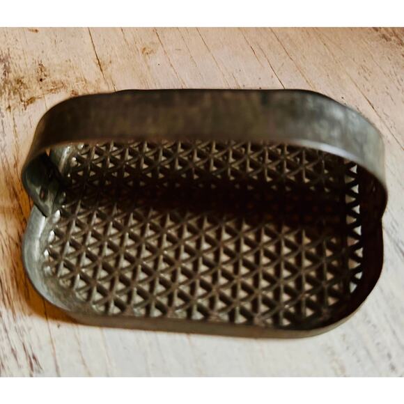 Antique Tin Hand-held Grater with unusual grater pattern, circa 1920 - Picture 8 of 9